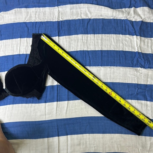 Elegant Black Bras with Adjustable Straps and Molded Cups - Picture 11 of 12